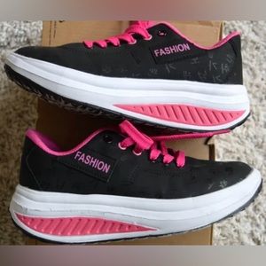 Walking athletic Comfort shoes Fashion Black/Pink Excellent condition, U…